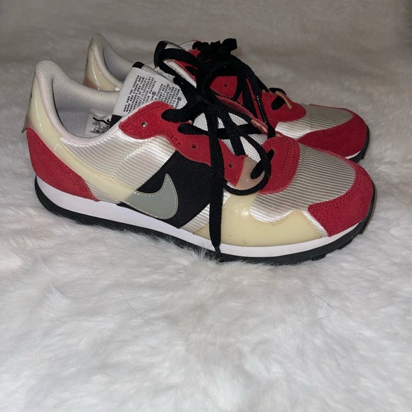 Nike shoes size 7.5, worn once, still new - Picture 2 of 5